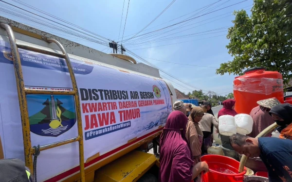 Thumbnail Berita - Kwarda Sumbar Salurkan Bantuan 24 Ribu Liter Air Bersih dari Pramuka Jatim