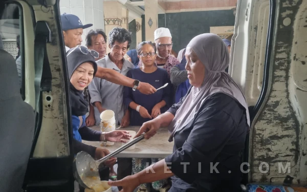 Thumbnail Berita - Kolaborasi Sejoli dan Ketik.com Sajikan Kehangatan Ratusan Porsi Sup Krim untuk Penunggu Pasien RSUP Dr Sardjito