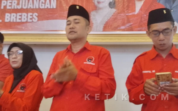 Thumbnail Berita - Kejutan di HUT PDI P, Mantan Bupati Brebes Kembali Muncul Usai Lama 'Menghilang'