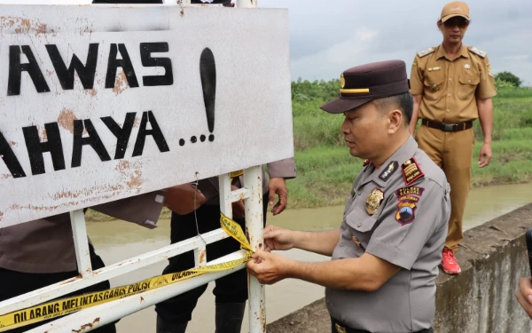 Thumbnail Berita - Terkikis Debit Air, Tanggul Kali Bodri Lanji Kabupaten Kendal Dipasangi Garis Polisi