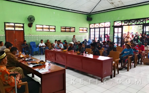 Thumbnail Berita - Alamastu Gelar Aksi Damai di Kantor Desa Taman Pemalang, Tuntut Transparansi dan Perbaikan Makam