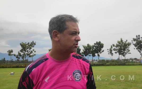 Thumbnail Berita - Minta Maaf ke Aremania dan Almarhum Kuncoro, Pelatih Arema FC Beber Biang Kekalahan Timnya di Kandang Dewa United