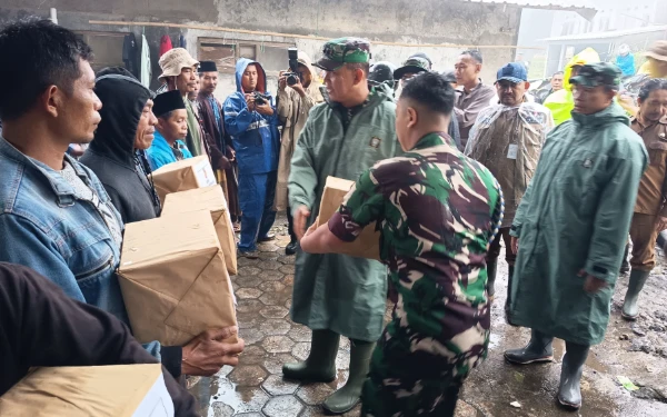 Thumbnail Berita - Pangdam IV/Diponegoro Tinjau Lokasi Banjir Bandang di Penakir Pemalang, Serahkan Bantuan untuk Warga