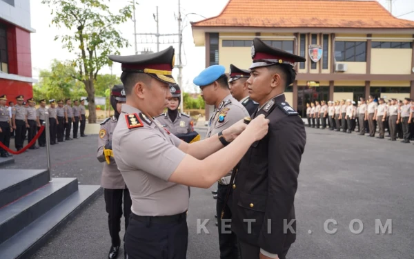 Thumbnail Berita - Berdedikasi Tinggi, 78 Polisi Polres Bojonegoro Raih Tanda Kehormatan dari Presiden Prabowo