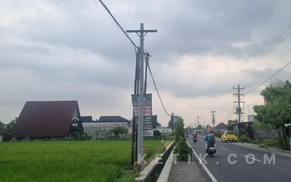 Thumbnail Berita - Dilema Kabel Semrawut, Diskominfo Sleman Pilih Diikat Rapi Ketimbang Tanam Tanah demi Hemat APBD