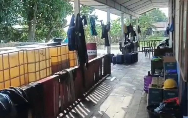 Thumbnail Berita - Ribuan Liter Solar di Pekarangan SD OKI Diduga Langgar UU Migas, Kades Ikut Terseret