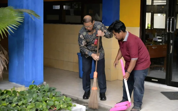 Thumbnail Berita - Kadisdik Jatim Tiba-Tiba Menyapu di SMAN 15! Ajarkan Siswa dan Guru Lebih Peduli Lingkungan Bersih