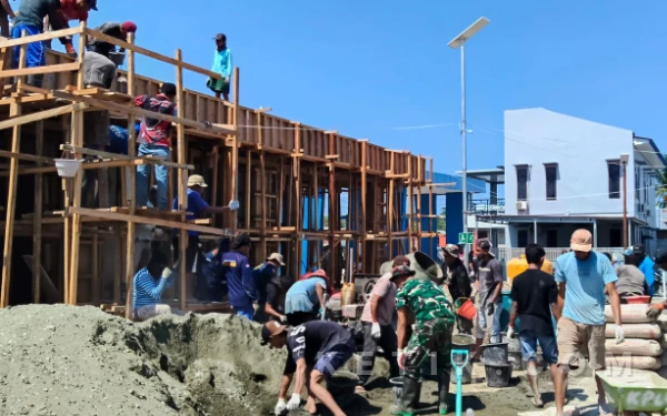 Thumbnail Berita - Danramil Obi Ikut Mengaduk Semen Bangun Mushola Al Musafir