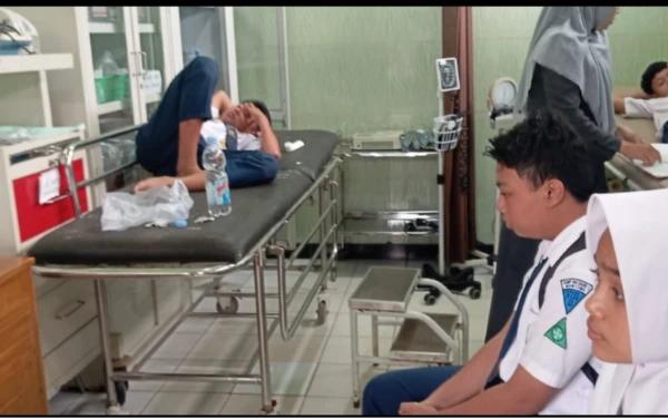 Thumbnail Berita - Santap Menu MBG, Belasan Siswa SMP Negeri 1 Montong Kabupaten Tuban Alami Gatal dan Mual