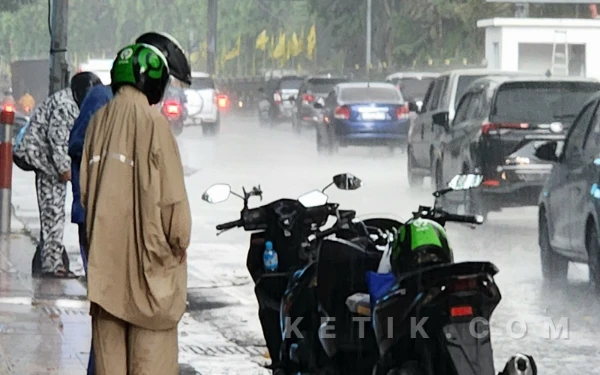 Thumbnail Berita - Kota Surabaya dan Jombang Diprakirakan Hujan Ringan 28 Januari 2026, Cek Info Cuaca Jawa Timur