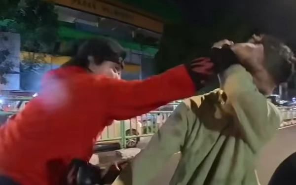 Thumbnail Berita - Viral Pasutri di Palmerah Merokok Sambil Bawa Bayi, Pukuli dan Ancam Bunuh Pemotor Usai Ditegur