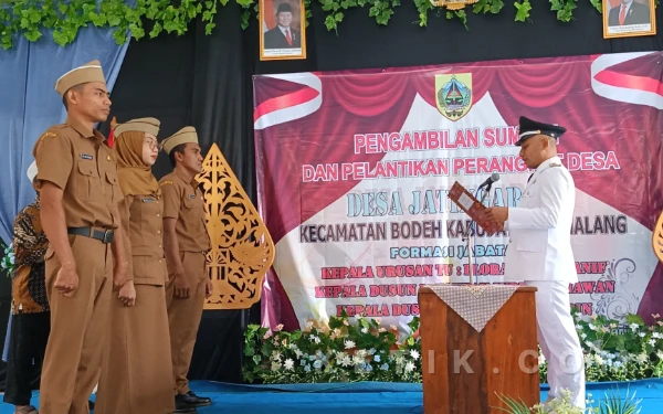 Thumbnail Berita - Pemdes Jatingarang Lantik 3 Perangkat Desa, Kades Tekankan Pelayanan Prima dan Integritas