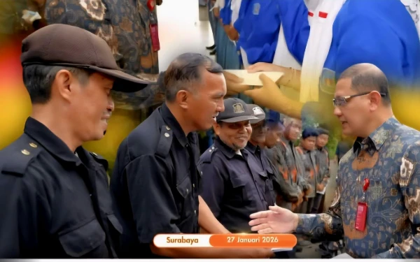 Thumbnail Berita - Serahkan Santunan! Kadisdik Jatim Sebut Krusialnya Peran Petugas Kebersihan dan Keamanan Ciptakan Suasana Kondusif di Sekolah