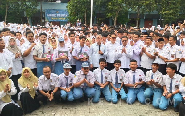 Thumbnail Berita - Pastikan MBG Sesuai Standar BGN, Menko Pangan Zulhas Tinjau SMAN 1 Kebomas Gresik