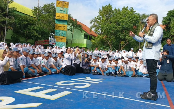 Thumbnail Berita - Menko Pangan Zulhas Tinjau Program MBG di Gresik, Apresiasi Potensi Kampung Bandeng
