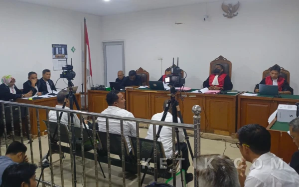 Thumbnail Berita - Sidang Pokir OKU Kian Panas, Saksi Sebut Teddy Meilwansyah Minta THR Rp150 Juta hingga Fee 20 Persen