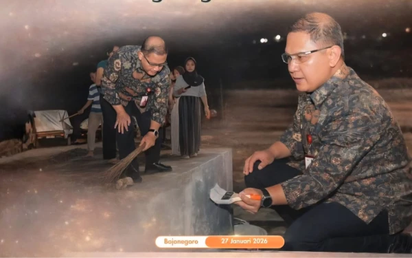 Thumbnail Berita - Malam-Malam! Kadisdik Jatim Ngecat di SMAN 2 Taruna Pamong Praja Bojonegoro, Ajarkan Semangat "Menyala" Guru dan Siswa