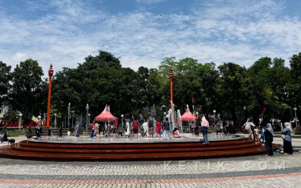 Thumbnail Berita - [FOTO] Hari Pertama Usai Diresmikan, Alun-alun Merdeka Kota Malang Langsung Diserbu Pengunjung