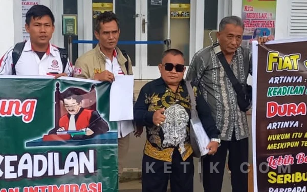 Thumbnail Berita - Bacakan Pledoi, Brigadir Arief Widianto Minta Dibebaskan dari Dakwaan KDRT