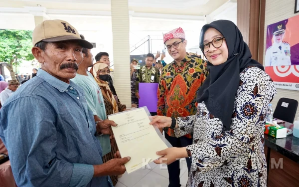 Thumbnail Berita - Bupati Ipuk Serahkan 186 Sertifikat Tanah untuk Nelayan Banyuwangi