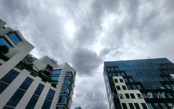 Thumbnail Berita - Prakiraan Cuaca Hari Ini 30 Januari 2026: Surabaya Berawan, Madiun Hujan Ringan