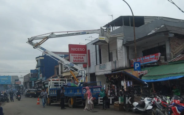Thumbnail Berita - Gerak Cepat! Dishub Lebak Perbaiki PJU Padam di Depan Stasiun Rangkasbitung dengan Lampu LED