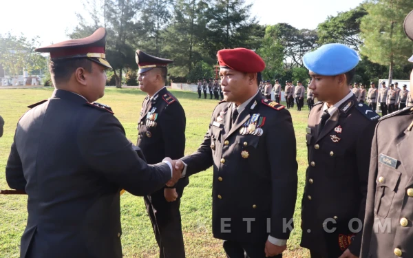 Thumbnail Berita - Kasat Reskrim dan Tujuh Personel Polres Abdya Terima Satyalancana Pengabdian
