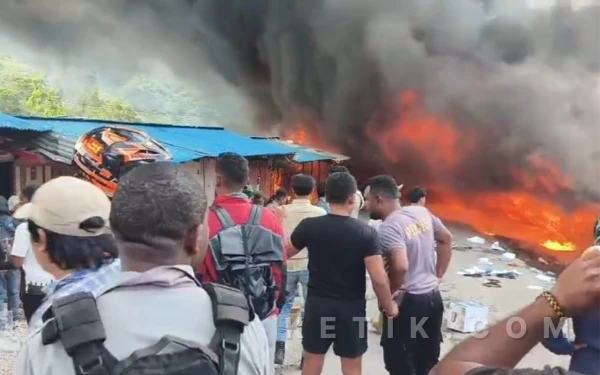 Thumbnail Berita - Kebakaran Hebat di Karubaga Tolikara, Polda Papua Imbau Warga Tetap Waspada dan Tidak Terprovokasi