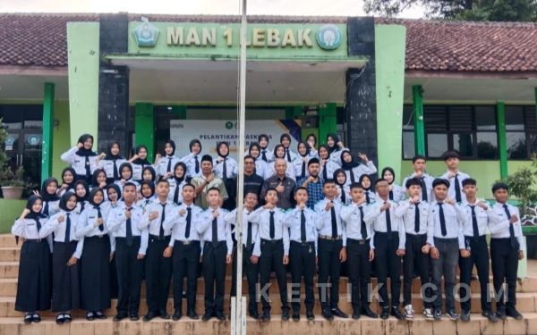 Thumbnail Berita - 55 Anggota Paskibra MAN 1 Lebak Resmi Dilantik