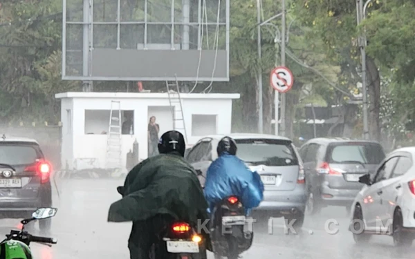 Thumbnail Berita - Kota Surabaya dan Magetan Diprediksi Hujan Ringan Hari Ini! Cek Daerahmu Sekarang