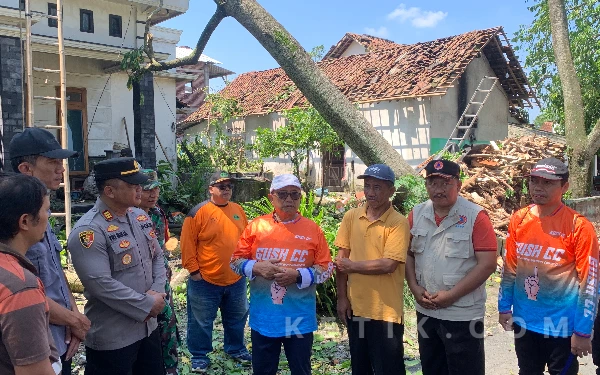 Thumbnail Berita - Bupati Blitar Bersama Muspika Salurkan Bantuan ke Warga Terdampak Angin Kencang di Ponggok