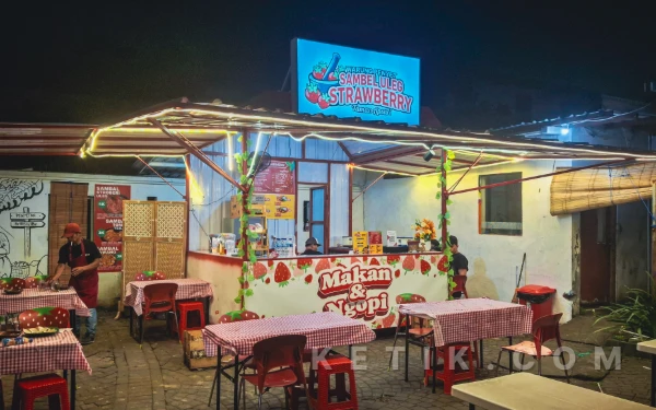 Thumbnail Berita - Inovasi Kuliner! Nikmati Pedas Segar Sambal Strawberry di Jantung Kota Pahlawan