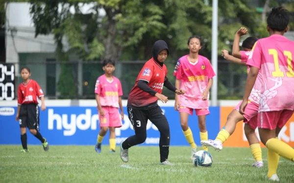 Thumbnail Berita - Misi Berhasil, Srikandi Mojopahit Libas Persegres 8-0 di Turnamen Sepak Bola Putri U-15