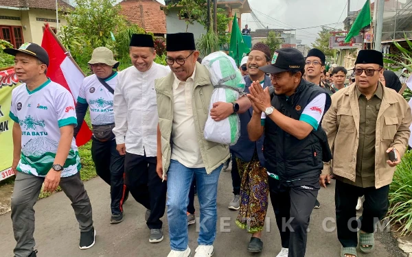 Thumbnail Berita - Aksi Cak Nur di Kenduri Satu Abad NU, Lepas Bendera 1000 Meter Menuju Lereng Panderman