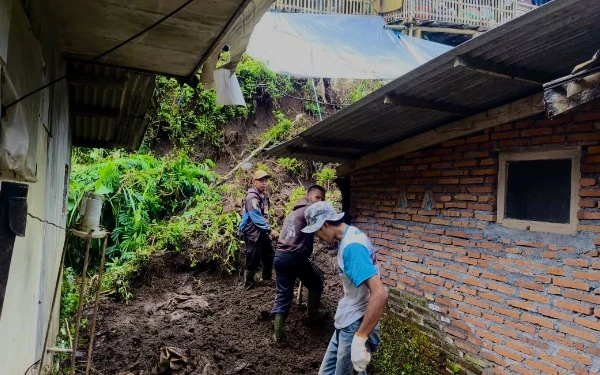 Thumbnail Berita - Hujan Deras Picu Longsor di Brau Kota Batu, Tembuk Rumah Warga Jebol