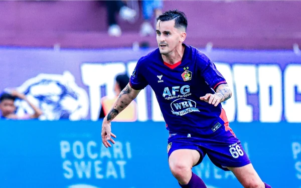 Thumbnail Berita - Cetak Gol Perdana, Adrian Luna Hidupkan Lini Tengah Persik Kediri