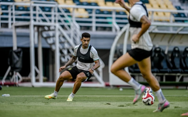 Thumbnail Berita - Prediksi Susunan Pemain Persebaya vs Dewa United, Bernardo Tavares Sebut Pemain Asing Masih Adaptasi