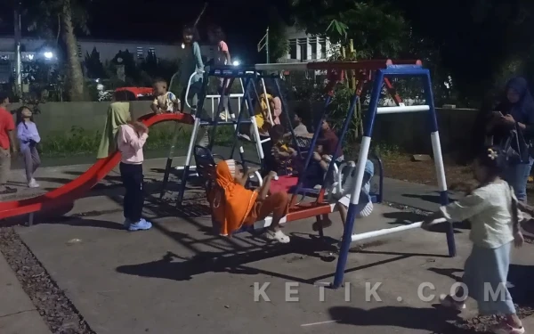 Thumbnail Berita - Fasilitas Ayunan Anak Kecil di Alun-Alun Rangkasbitung LebakKini Lebih Nyaman