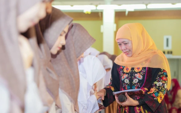 Thumbnail Berita - Gubernur Khofifah Hadiri Haflatul Imtihan Ponpes Putri Nurul Cholil Bangkalan, Apresiasi Peran Pesantren Cetak Generasi Qur'ani