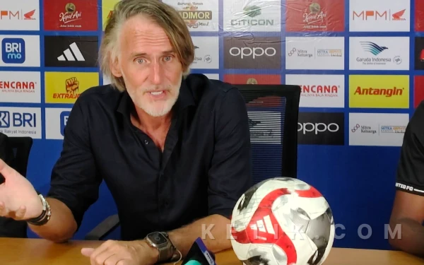 Thumbnail Berita - Jan Olde Riekerink Ungkap Rahasia Tahan 1-1 Persebaya Meski Dewa United Bermain 10 Orang