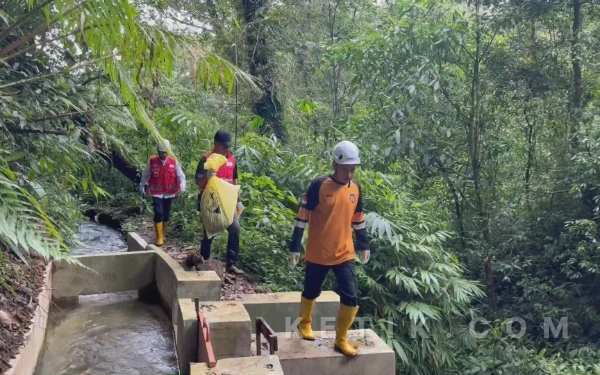 Thumbnail Berita - Hutan Lindung Tahura Raden Suryo Mojokerto Geger! Warga Temukan Mayat Bayi Perempuan di Aliran Sungai