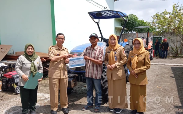 Thumbnail Berita - Kepala DKPP Bojonegoro Serahkan Bantuan Alsintan kepada Kelompok Tani