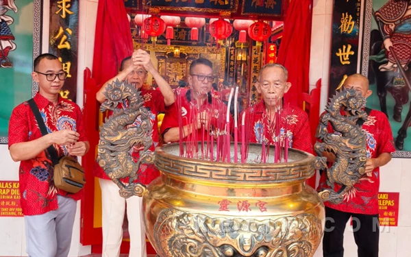 Thumbnail Berita - Umat Tri Dharma di Singaraja Siapkan Imlek 2577