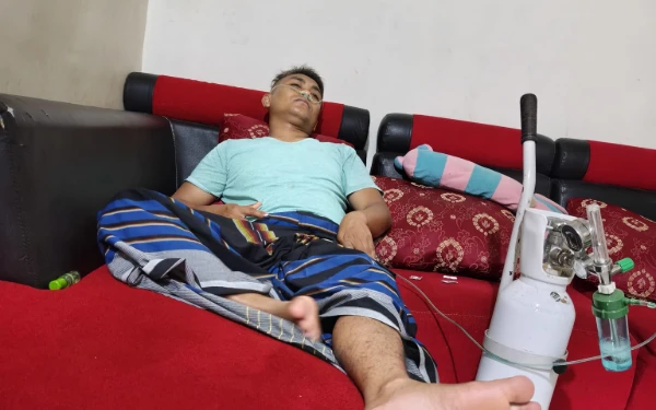 Thumbnail Berita - Belasan Petugas Damkar Jember Lemas Usai Padamkan Gudang Tembakau Selama 12 Jam