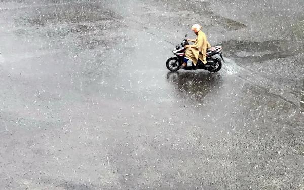 Thumbnail Berita - Kota Surabaya dan Batu Diprakirakan Hujan Ringan 3 Februari 2026, Cek Info Cuaca Jawa Timur