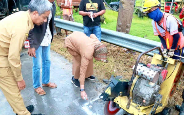 Thumbnail Berita - Wakil Bupati Bojonegoro Tinjau Pemasangan Portal Jalan di Akses Jembatan Terusan Bojonegoro–Blora