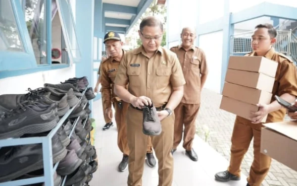 Thumbnail Berita - Tak Sengaja Lihat Sepatu Siswa Rusak, Kadisdik Jatim Aries Agung Gercep Ganti Baru Produk UMKM