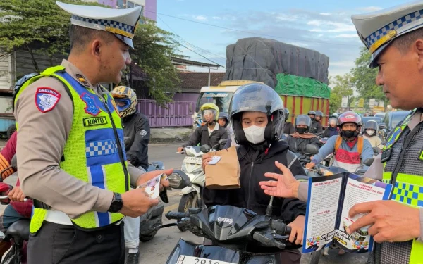 Thumbnail Berita - Cara Unik Polres Kendal Sosialisasi Keselamatan, Bagi Bingkisan di Lampu Merah Ketapang