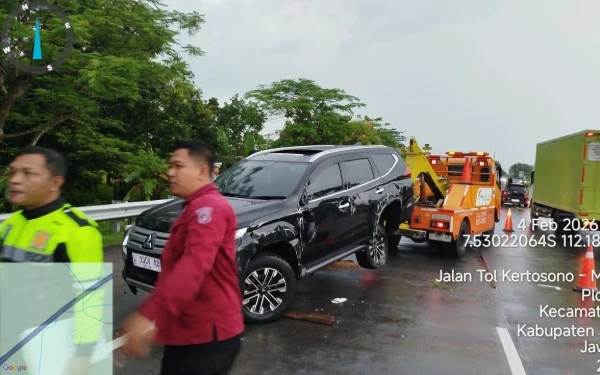 Thumbnail Berita - Mobil Pajero Terbalik di Tol Jombang-Mojokerto saat Hujan Lebat, Dua Penumpang Selamat