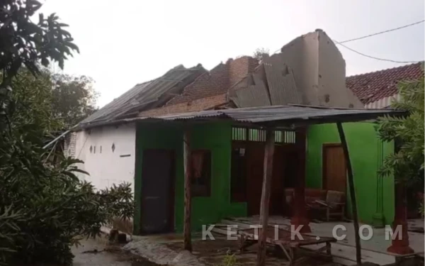 Thumbnail Berita - Angin Puting Beliung Jombang Rusak 15 Rumah di Sumobito, Kesaksian Warga Detik-detik Atap Terbang